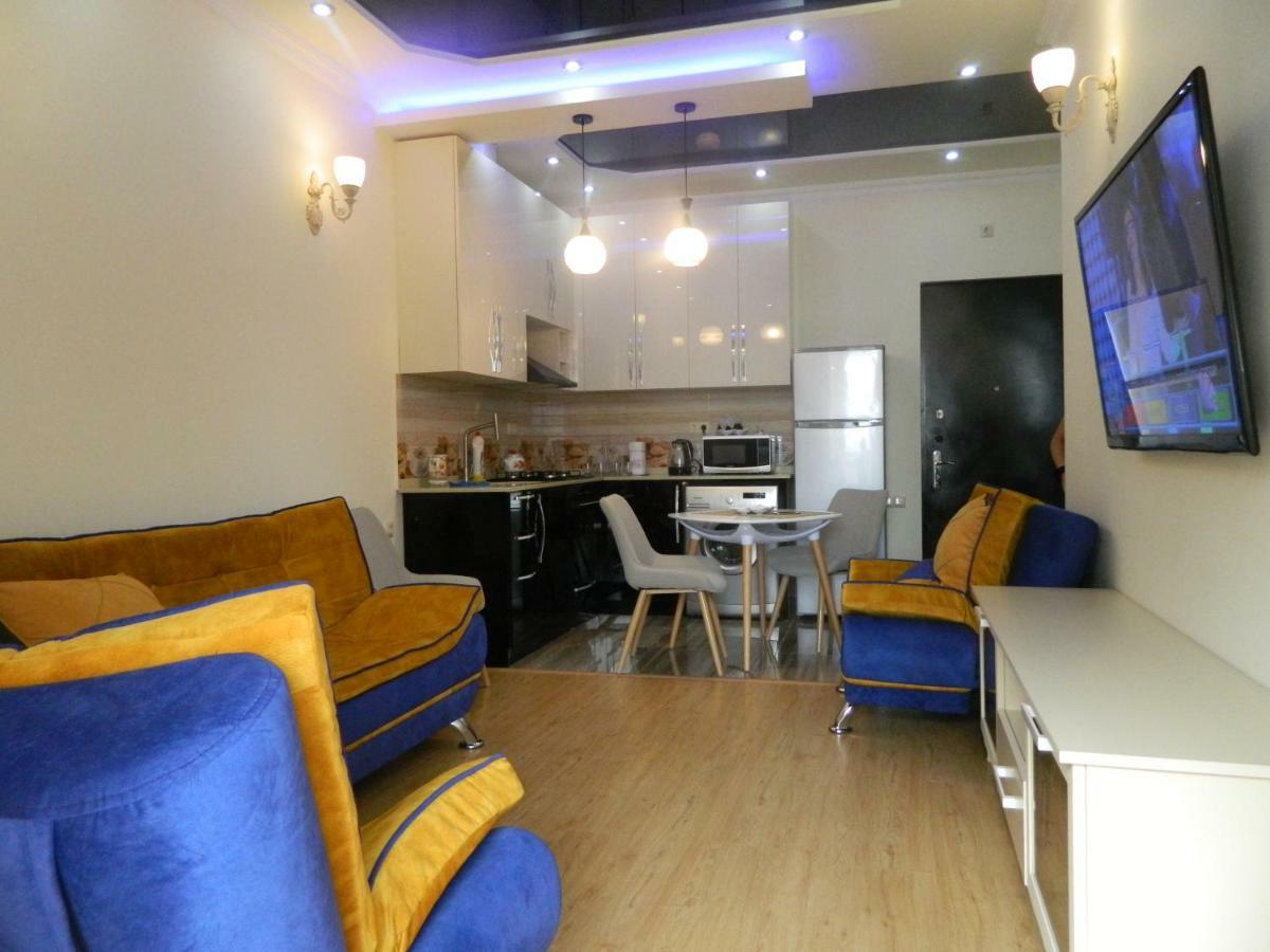 Chemi Saxli Apartment Batumi Bagian luar foto