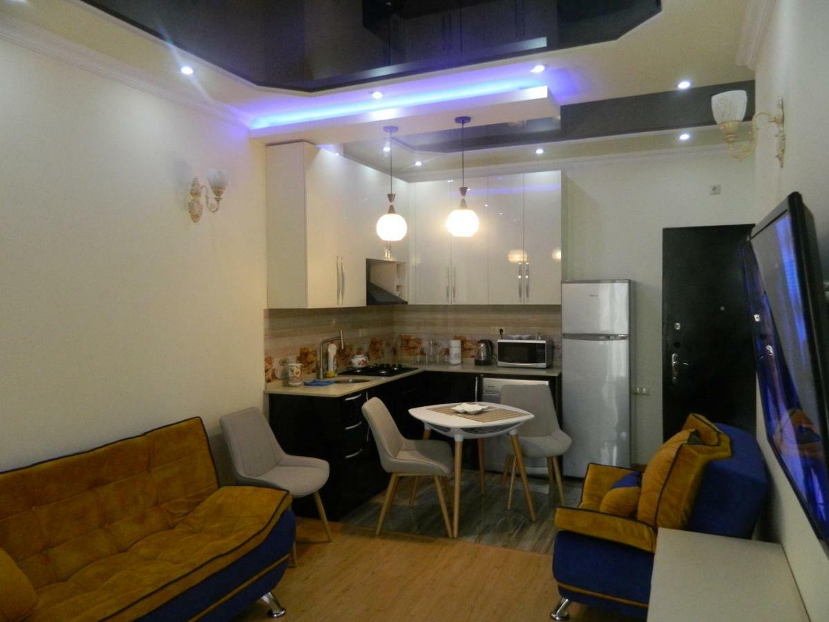 Chemi Saxli Apartment Batumi Bagian luar foto